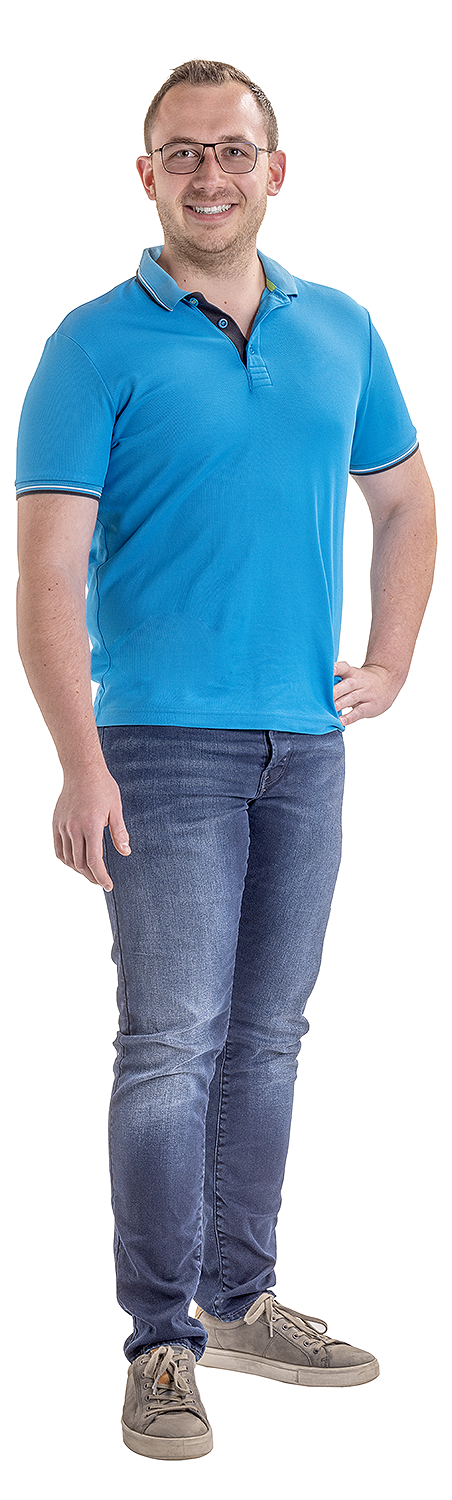 Herr Schwarzwälder steht da und schaut in die Kamera. Neben ihm steht der Buchstabe G von HGV