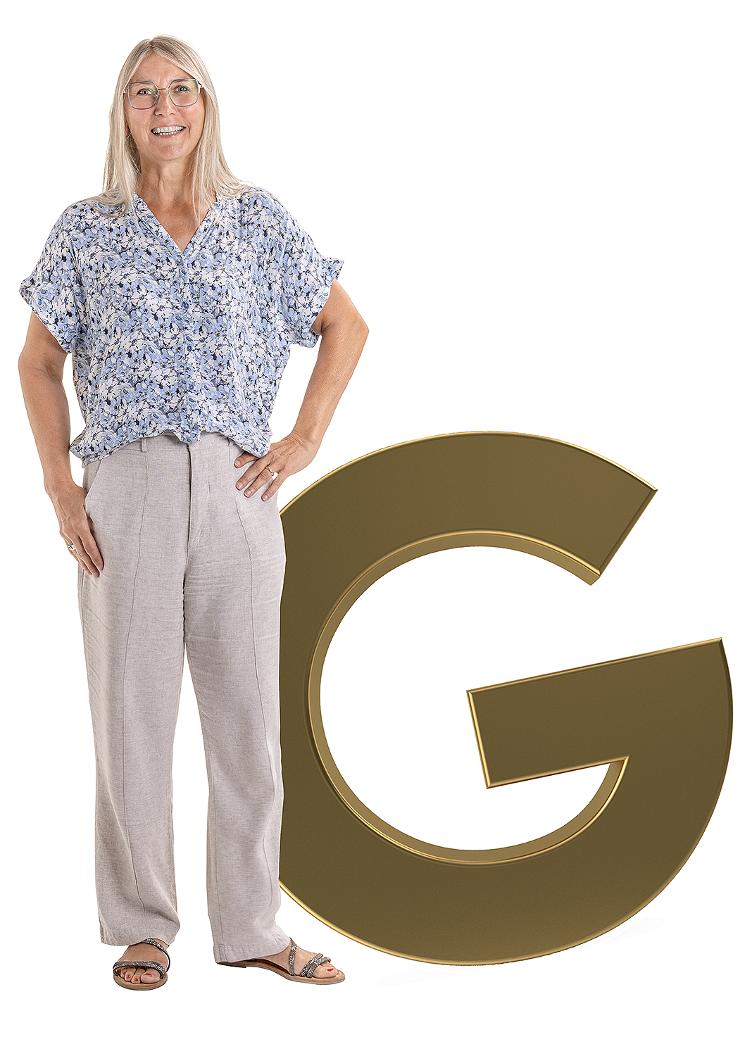 Frau Libuda steht da und schaut in die Kamera