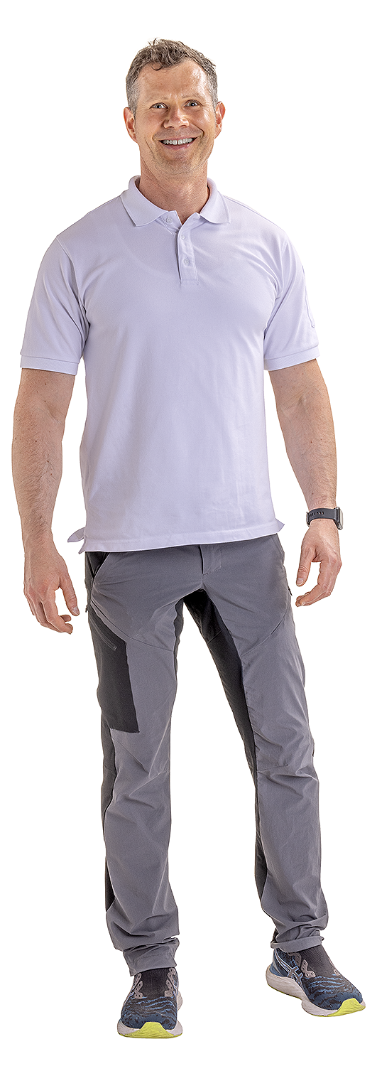 Alex steht da und lacht in die Kamera