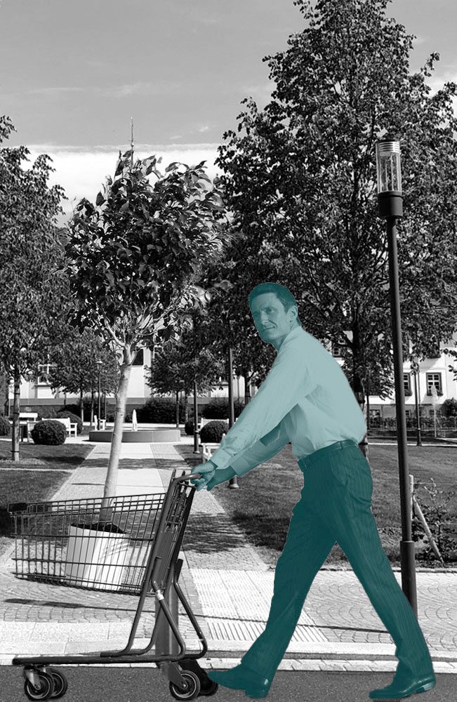 Mann mit einem Einkaufswagen der über den Zinzendorfplatz spaziert