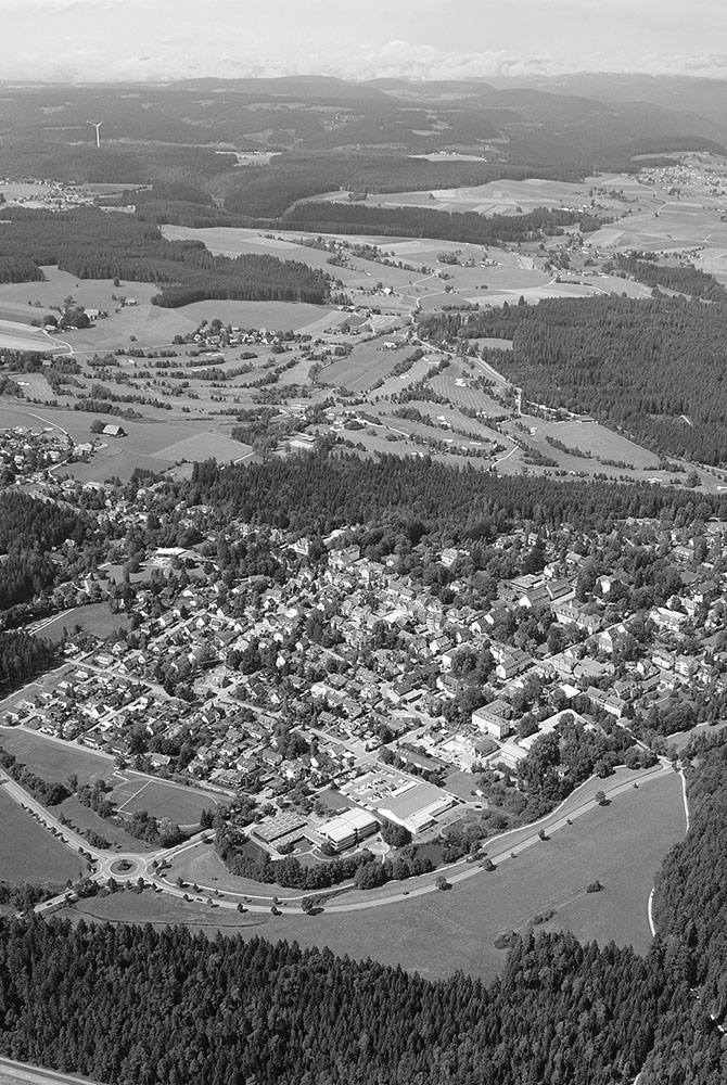 Eine Vogelperspektive-Ansicht von Königsfeld in schwarzweiss
